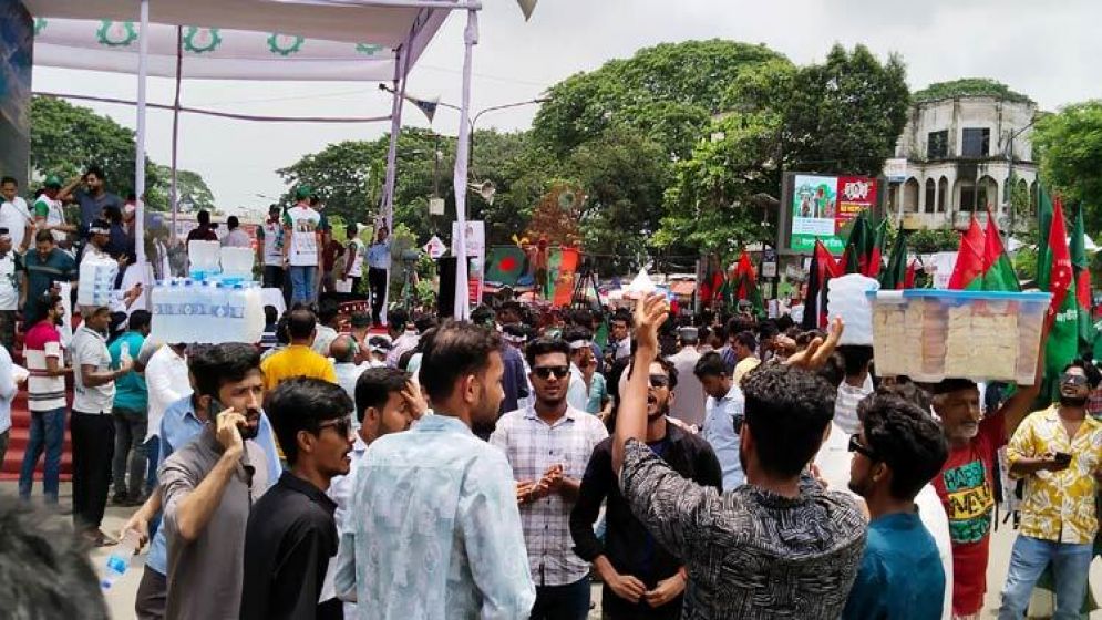 ছাত্রদলের নেতাকর্মীদের স্লোগানে মুখর শাহবাগ