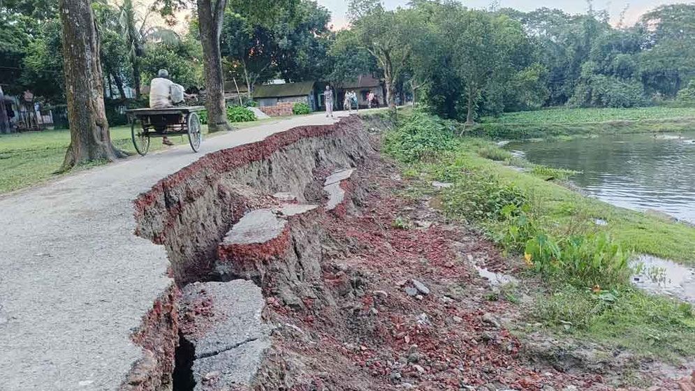বৃষ্টিতে ত্রিশাল-ধানীখোলা সড়কে ধস: যান চলাচল বন্ধ, ভোগান্তি চরমে