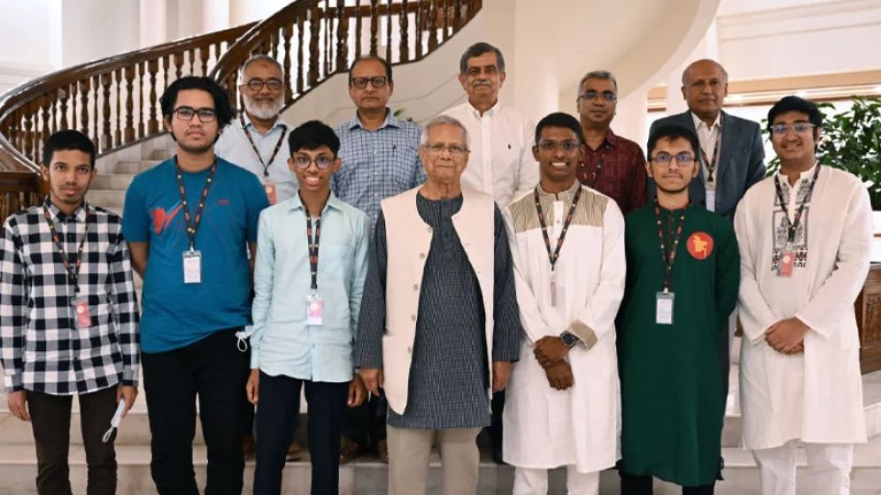 পদকজয়ী ৬ শিক্ষার্থীর প্রধান উপদেষ্টার সঙ্গে সাক্ষাৎ