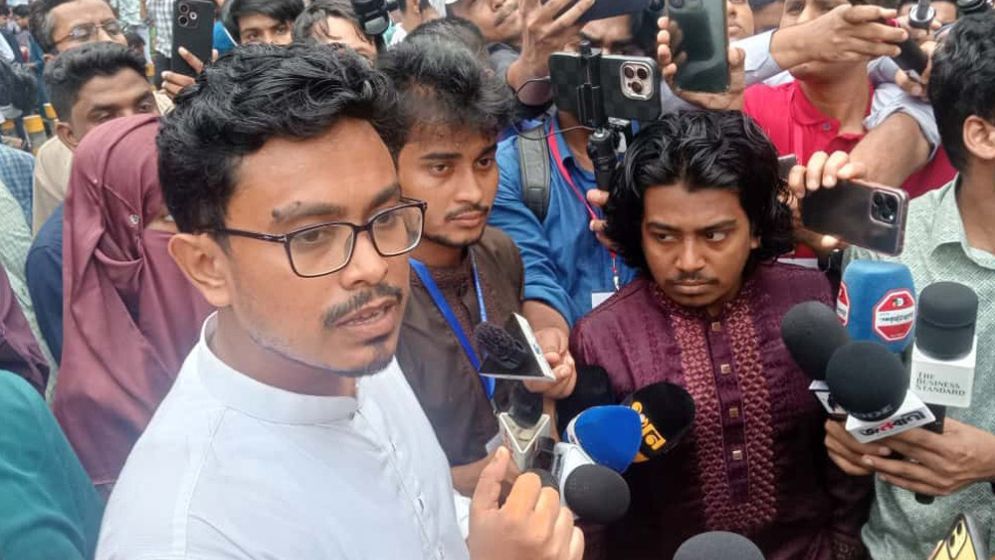 ভিপি প্রার্থী সাদিক কায়েমকে লক্ষ্য করে বিভিন্ন স্লোগান