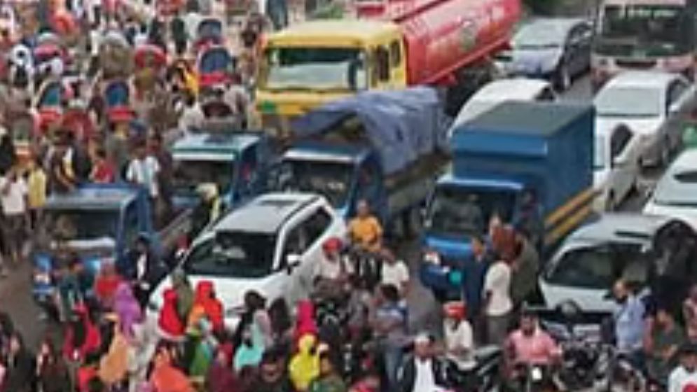 রাজধানীর কুড়িলে সড়ক অবরোধে তীব্র যানজট