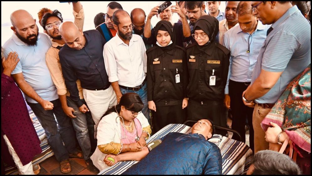 রক্তদান করলেন জেলা প্রশাসক জাহিদুল ইসলাম