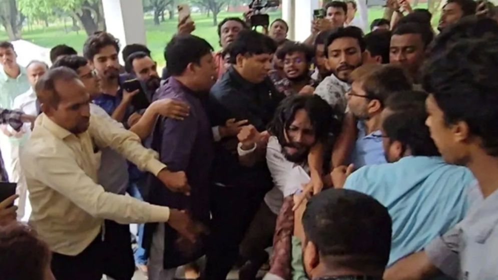 পোষ্য কোটা নিয়ে রাবি শিক্ষক-শিক্ষার্থীদের হাতাহাতি