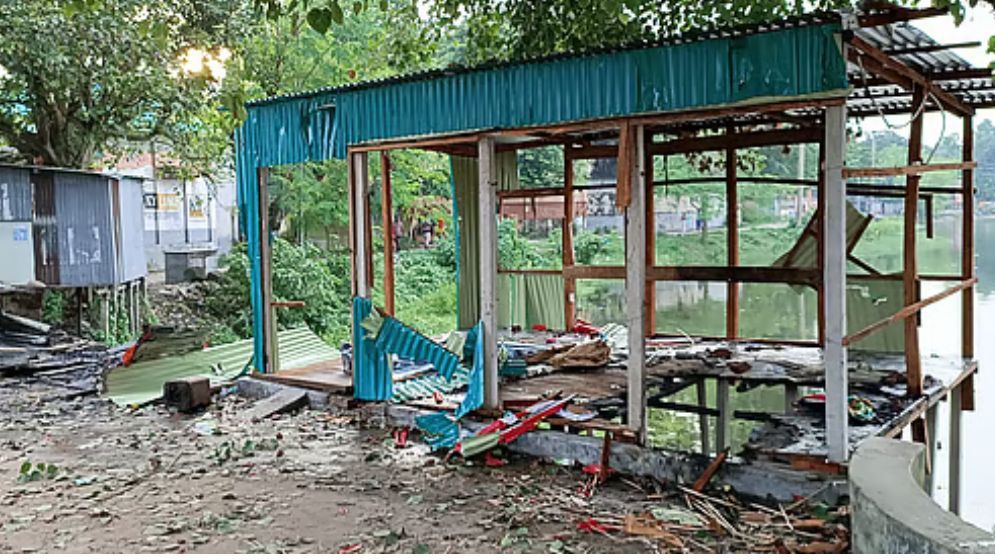 বেড়ায় দুই মহল্লাবাসীর সংঘর্ষ, বিএনপি অফিসে আগুন