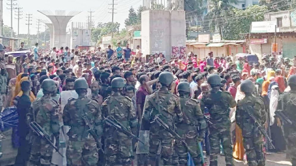 আশুলিয়ায় বেতন ও কারখানা‌ খোলার দাবিতে সড়কে নাসা গ্রুপের শ্রমিকরা
