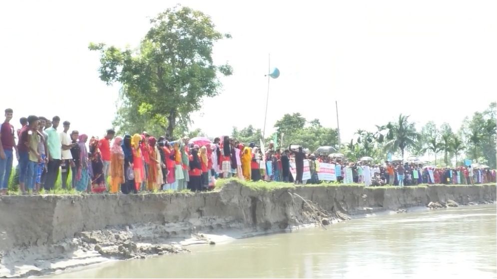 কুড়িগ্রামে টেকসই বেড়ি বাঁধের দাবীতে মানববন্ধন