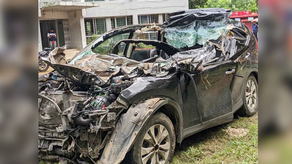 প্রাইভেট কার নিয়ন্ত্রণ হারিয়ে প্রাণ গেল বাবা-মেয়ের