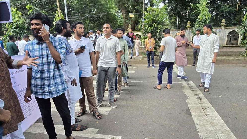 উৎসবমুখর পরিবেশে ডাকসুর ভোটগ্রহণ চলছে