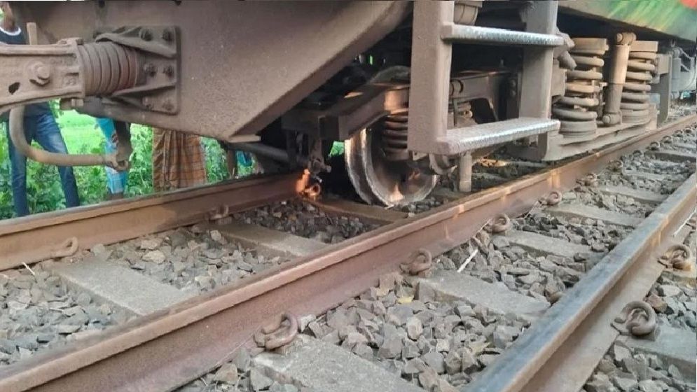 জয়পুরহাটে ট্রেন লাইনচ্যুত, উত্তরাঞ্চলের সঙ্গে রেল যোগাযোগ বন্ধ