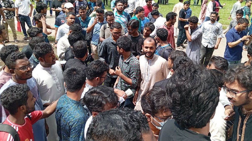 ডাকসু নির্বাচনে কার্জন হলে ভোটারদের ভোগান্তি