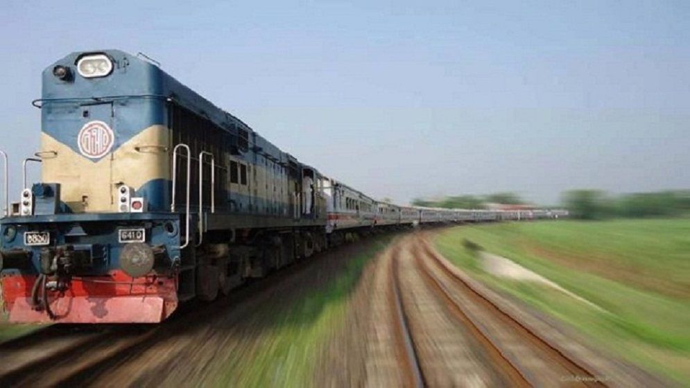 ফরিদপুরে সড়ক ও রেলপথ অবরোধ, ঢাকার সঙ্গে রেল যোগাযোগ বন্ধ