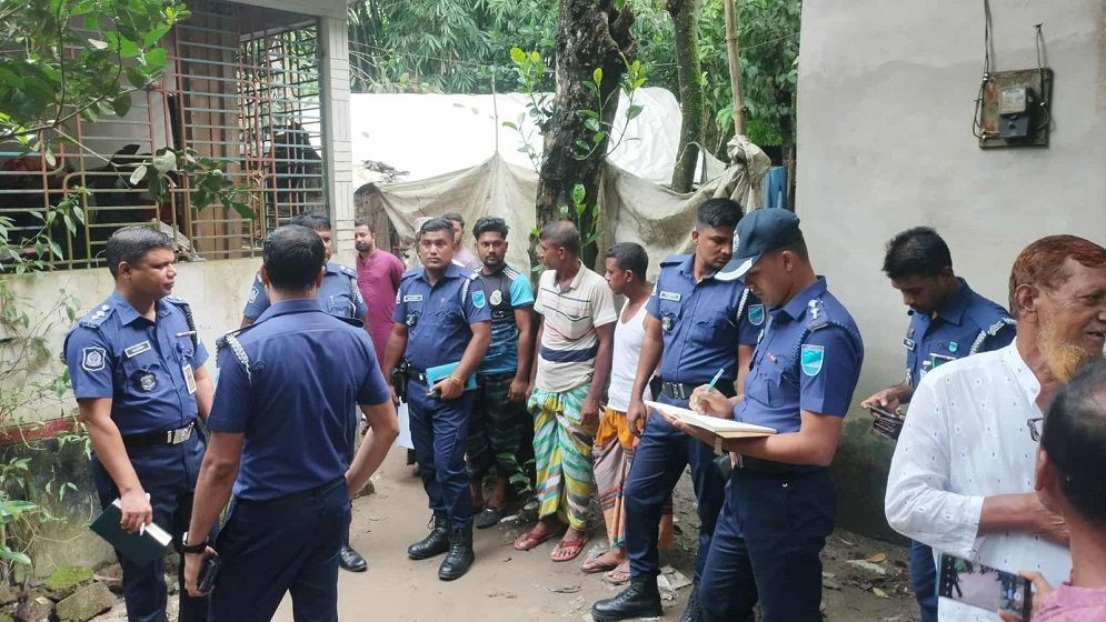 দোকান থেকে বাড়ি ফেরার পথে ব্যবসায়ীকে কুপিয়ে হত্যা