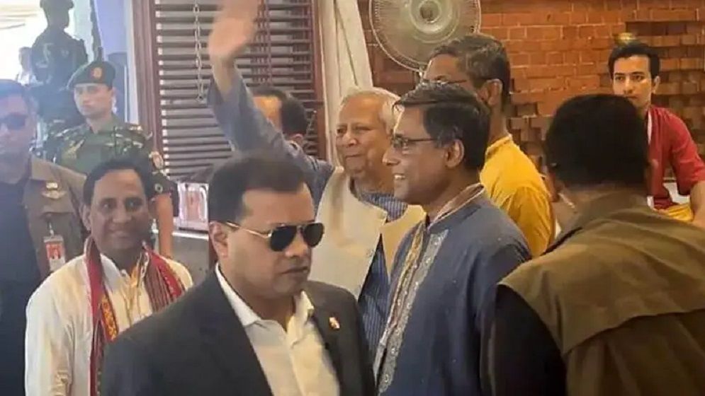 ঢাকেশ্বরী মন্দির পরিদর্শনে গেছেন প্রধান উপদেষ্টা