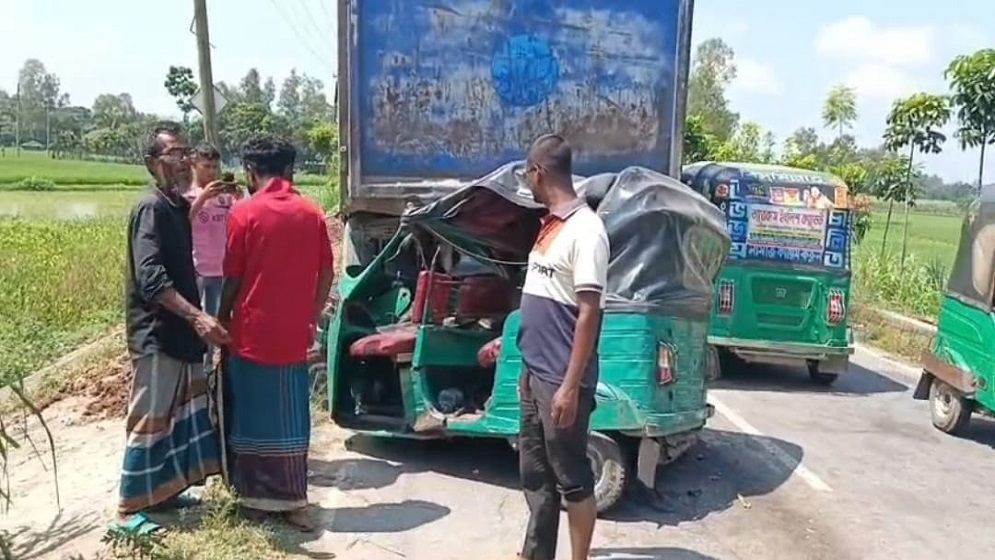 বগুড়ায় ট্রাক–অটোরিকশা সংঘর্ষে বাবা–ছেলেসহ নিহত ৩, আহত ২