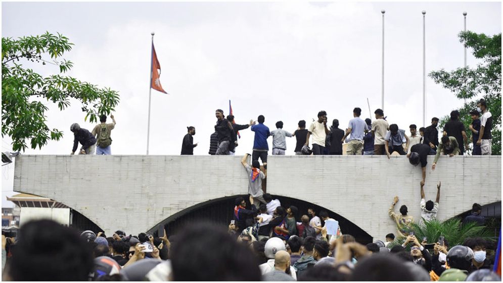 জেন জি বিক্ষোভে উত্তাল নেপাল, পার্লামেন্টে ঢুকে পড়েছে জনতা