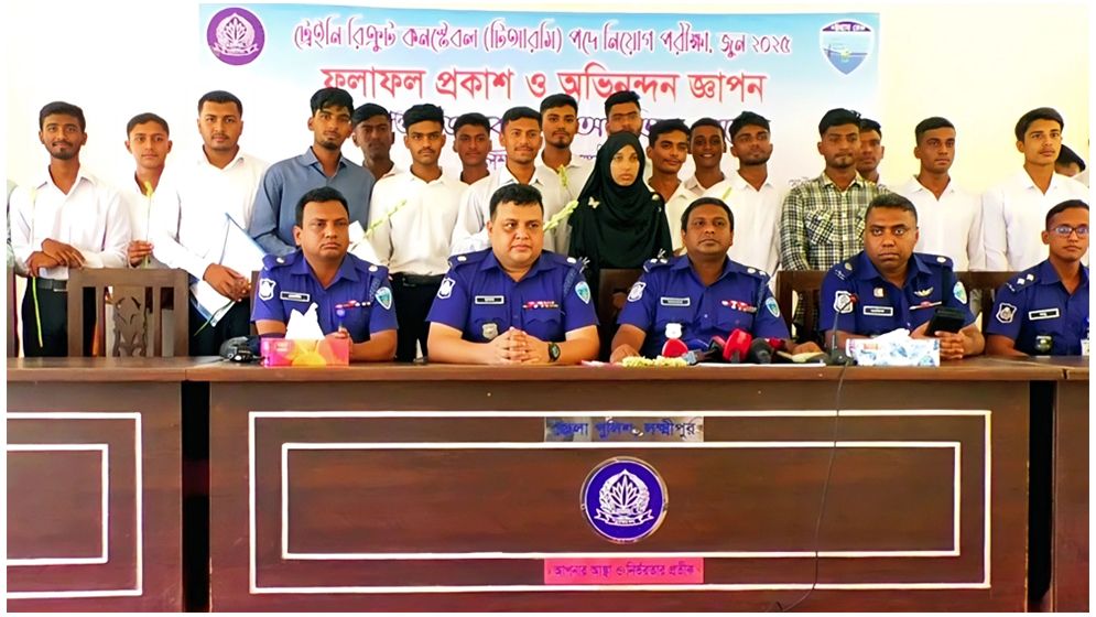 ১২০ টাকায় পুলিশে চাকরি, আনন্দ-অশ্রুতে ভিজল আঁখি