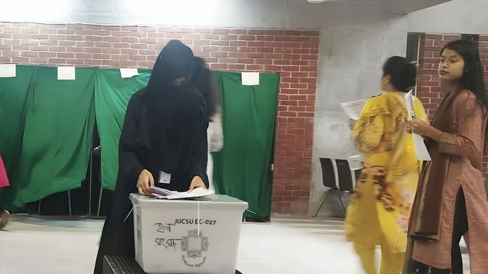 বন্ধ থাকা দুই হলে পুনরায় ভোটগ্রহণ শুরু