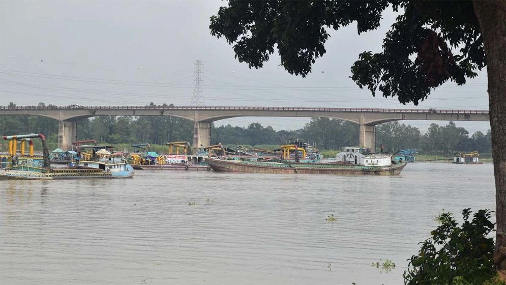 ইজারার নামে বালু লুট, হুমকিতে বসতবাড়ি ও জমি