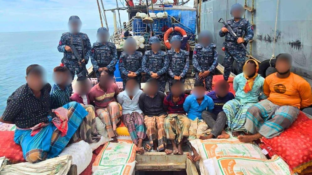 ১১ জন পাচারকারীকে আটক করেছে নৌবাহিনী