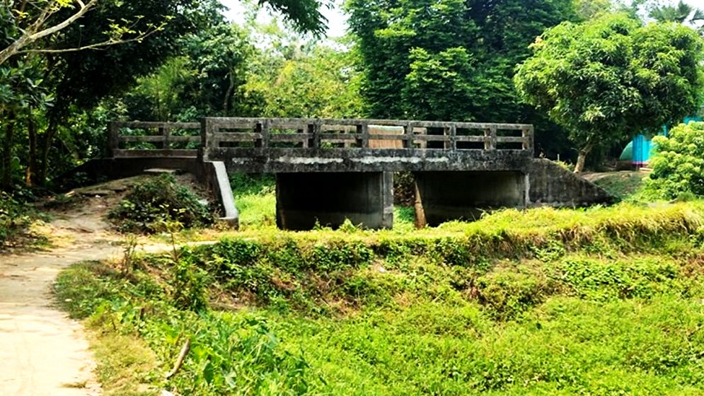 বাঞ্ছারামপুরে সেতু আছে, রাস্তা নেই