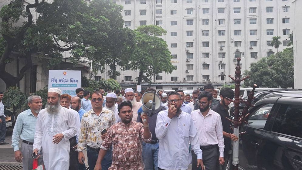 সচিবালয়ে কর্মকর্তা কর্মচারীদের একাংশের বিক্ষোভ