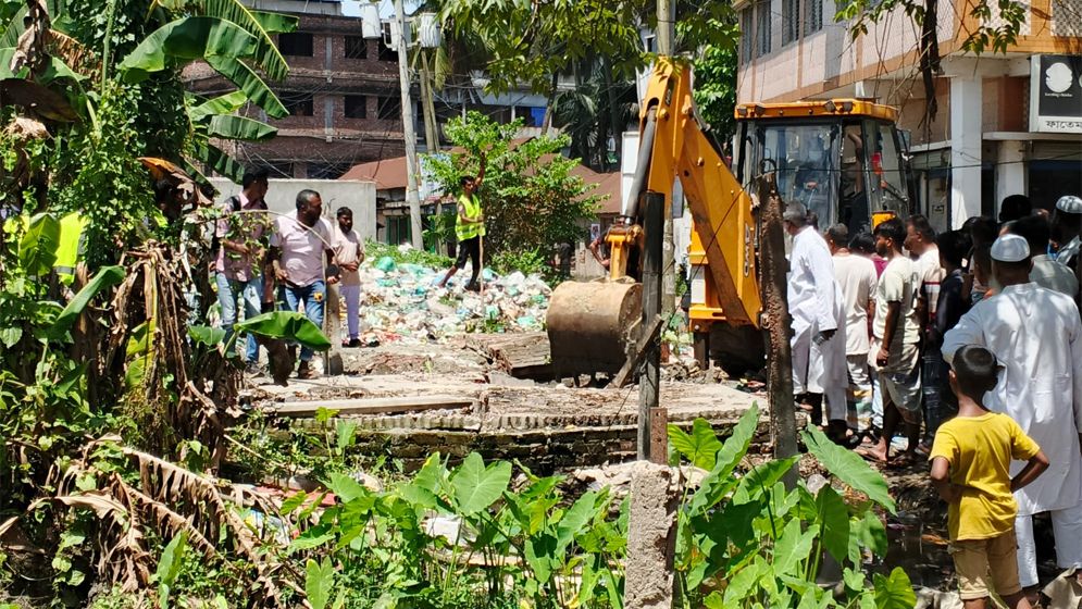 রূপগঞ্জে শতবর্ষী উকিলবাড়ি সরকারী খাল উদ্ধার