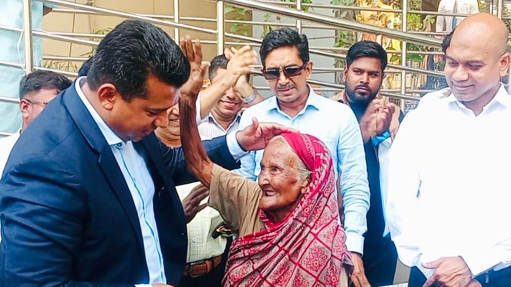 সংগ্রামী নারী ফজিলাতুন্নেছার পাশে জেলা প্রশাসক