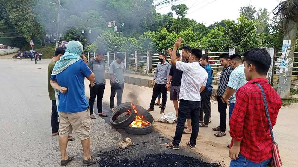 খাগড়াছড়িতে নারী নির্যাতনের প্রতিবাদে দিনভর অবরোধ, সাজেকে দুই হাজার পর্যটক আটকা