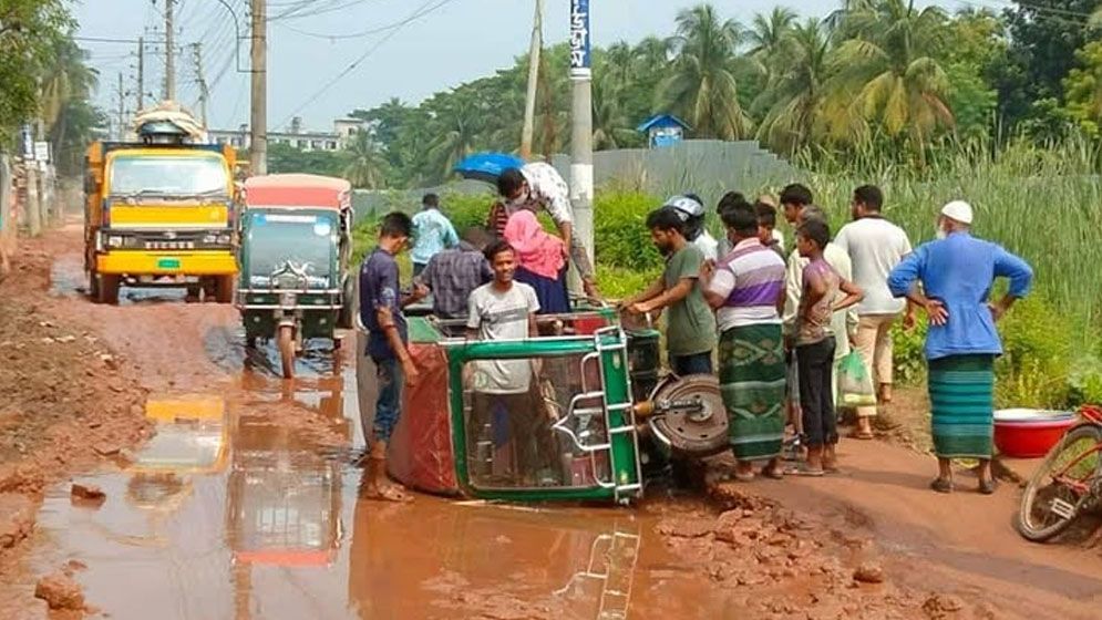 শ্যামনগরে আটুলিয়া–গাঁতিদার সড়কটি যেন দুর্ভোগের প্রতীক