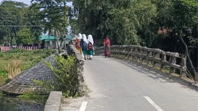 কুড়িগ্রামে দেবে ও পলেস্তারা খসে পড়া ব্রিজে ঝুঁকি নিয়ে চলাচল