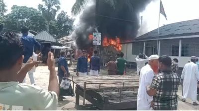 তাড়াশে ২ দোকান  পুড়ে ছাই
