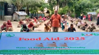 পাইকগাছায় গরিব ও অসহায়দের চাউল বিতরণ