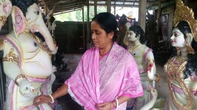 কুড়িগ্রামে শেষ মুহূর্তে ব্যস্ত প্রতিমা তৈরীর কারিগরা