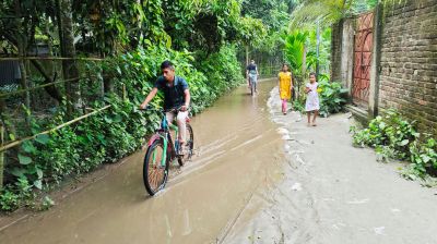 বৃষ্টি হলেই সুন্দরগঞ্জ পৌর সড়কে হাঁটুপানি