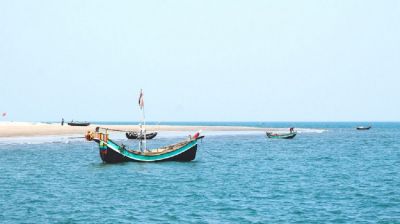 সেন্টমার্টিনের সাগর থেকে ৩ ট্রলার সহ ১৫ জেলে ধরে নিয়ে গেছে আরাকান আর্মি