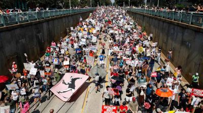 ওয়াশিংটনে ন্যাশনাল গার্ড মোতায়েনের বিরুদ্ধে বিক্ষোভ, ট্রাম্পের পদত্যাগের দাবি