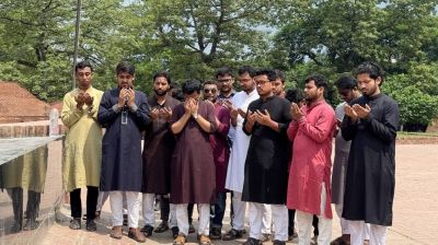 রায়েরবাজারে শহীদ বুদ্ধিজীবীদের প্রতি ডাকসু নেতাদের শ্রদ্ধা