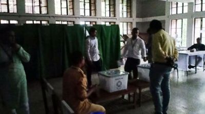 জাকসু নির্বাচনে বৃষ্টিতে বিদ্যুৎ বিভ্রাট, চার্জার লাইটে ভোটগ্রহণ