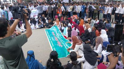 সাতরাস্তা মোড়ে যান চলাচলের পথ ছেড়ে দিয়ে কর্মসূচি পালন করছেন শিক্ষার্থীরা