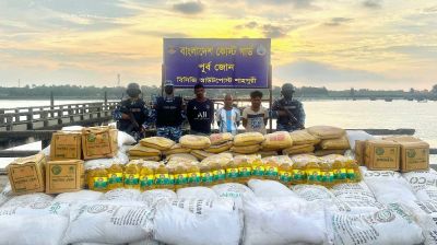 মিয়ানমারে পাচারকালে চোরাইপণ্যসহ তিন পাচারকারি আটক