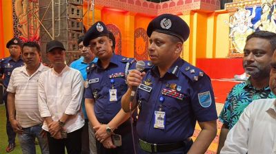 নরসিংদীতে দুর্গাপূজার মন্ডপ পরিদর্শনে ডিআইজি রেজাউল করিম মল্লিক
