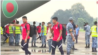 বিশেষ বিমানে দেশে ফিরল ফুটবল দল