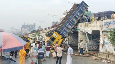 আন্ডারপাসের রেলিং ভেঙে ঝুলে থাকা ট্রাক পড়ল নিচে, নিহত ১