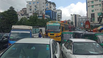 বেতন-ভাতার দাবিতে কুড়িলে পোশাক শ্রমিকদের সড়ক অবরোধ, যানজটে ভোগান্তি