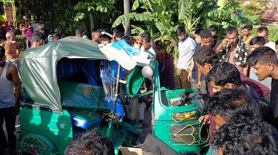 পিকআপ-অটোরিকশার সংঘর্ষে প্রাণ গেল তিনজনের