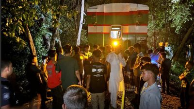 ১৮ বগি ফেলে চলে গেল পর্যটক এক্সপ্রেস