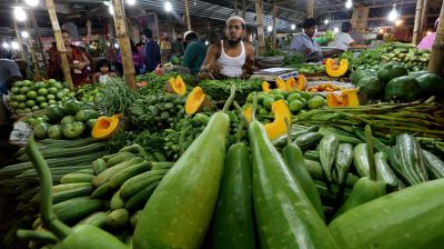 আমদানি বাড়ায় চালের দাম কিছুটা কমলেও সবজি-মাছের বাজার এখনো চড়া