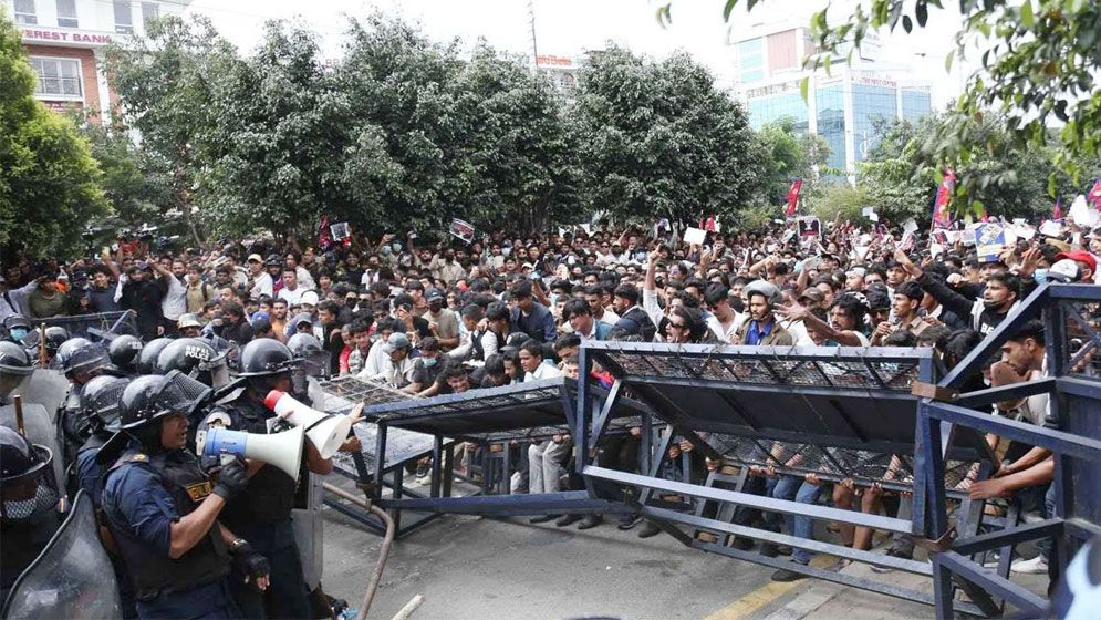 নেপালে সহিংস বিক্ষোভে অচলাবস্থা, রাস্তায় টহল দিচ্ছে সেনাবাহিনী