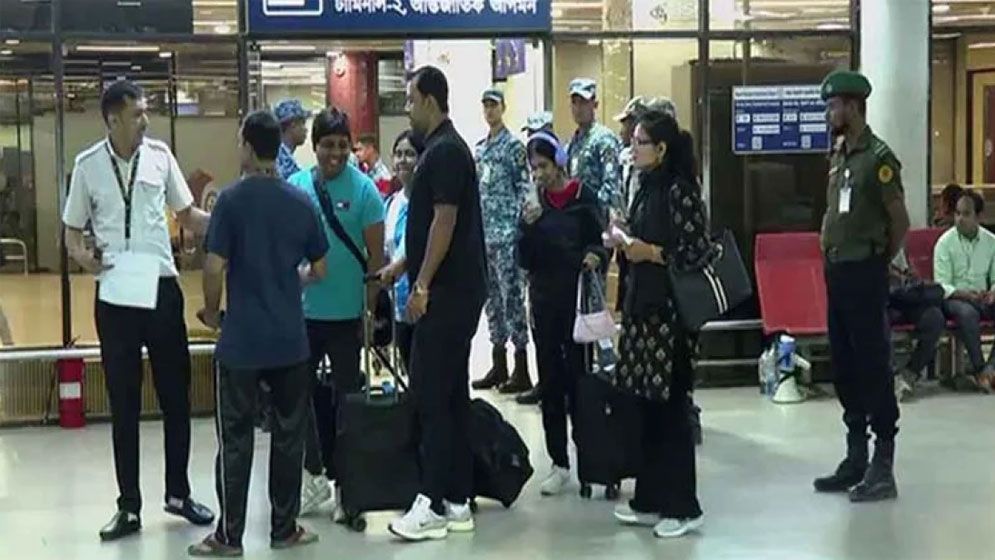 যুক্তরাষ্ট্র থেকে আরও ৩০ বাংলাদেশি ফেরত