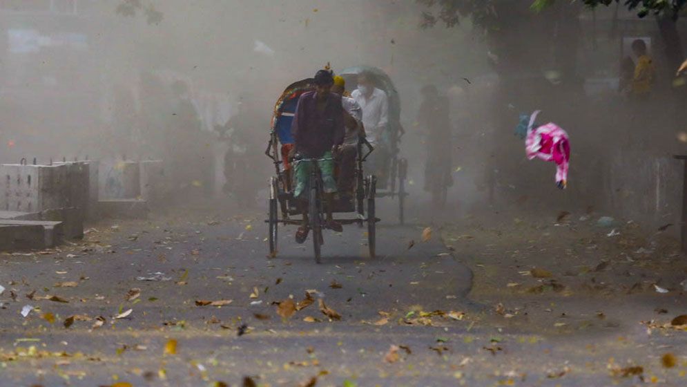 ঢাকায় বজ্রবৃষ্টির আভাস, কমতে পারে তাপমাত্রা